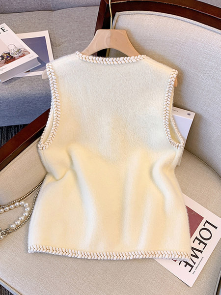 Moteriška megzta liemenė su sagomis