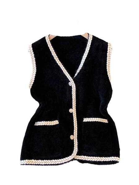 Moteriška megzta liemenė su sagomis