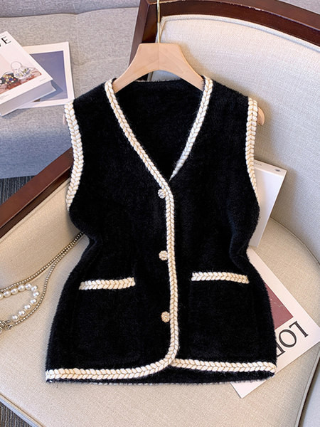 Moteriška megzta liemenė su sagomis