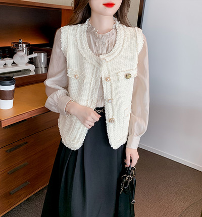 Elegáns női mellény gombokkal és zsebbel