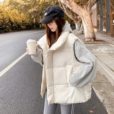 Moteriška liemenė aukšta apykakle ir sagomis