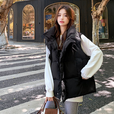 Moteriška liemenė aukšta apykakle ir sagomis