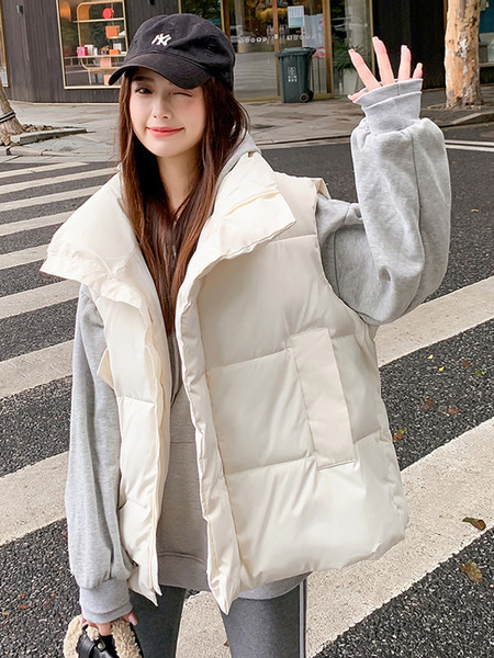 Moteriška liemenė aukšta apykakle ir sagomis