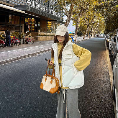 Moteriška liemenė su kišene ir raišteliais