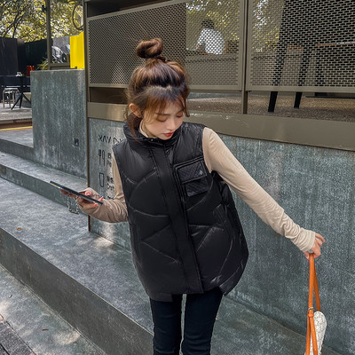 Moteriška liemenė su kišene ir raišteliais