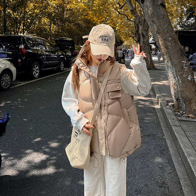 Moteriška liemenė su kišene ir raišteliais