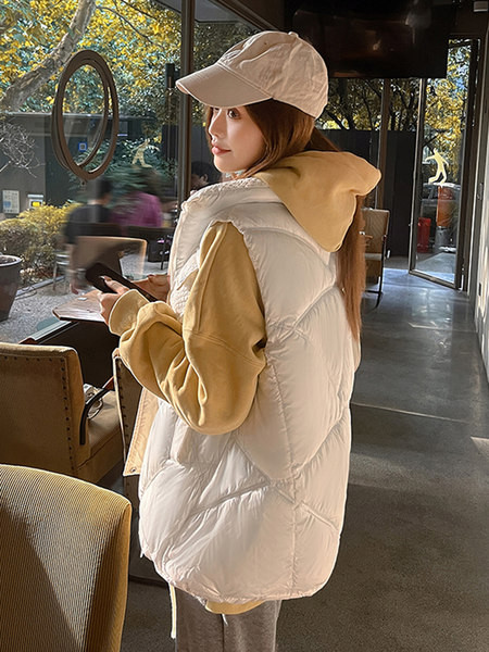 Moteriška liemenė su kišene ir raišteliais