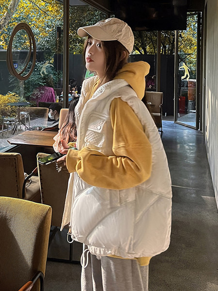 Moteriška liemenė su kišene ir raišteliais