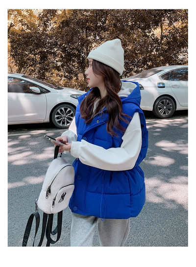 Moteriška liemenė su gobtuvu