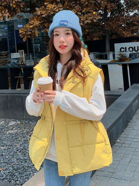 Moteriška liemenė su gobtuvu