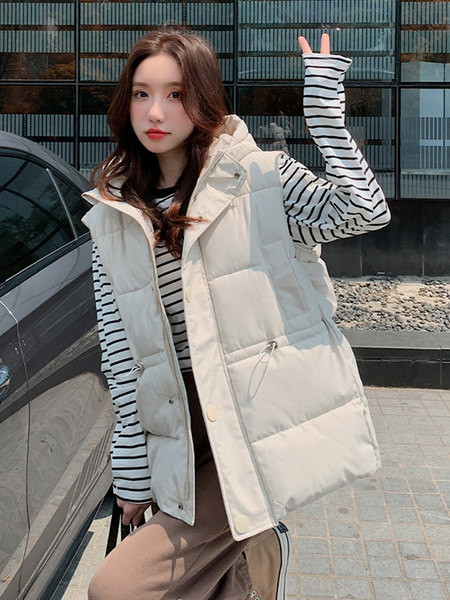 Moteriška liemenė su gobtuvu