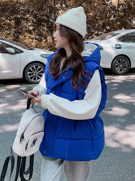 Moteriška liemenė su gobtuvu