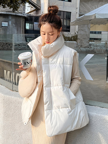 Vestă largă de damă cu guler înalt