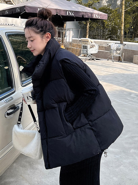 Vestă largă de damă cu guler înalt