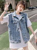 Moteriška džinsinė liemenė su plėšytais motyvais