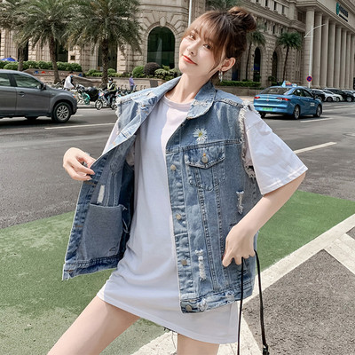 Moteriška džinsinė liemenė su plėšytais motyvais