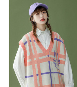 Ženski karirani prsluk s V-izrezom