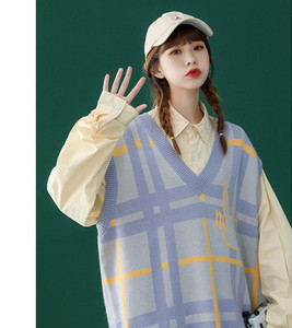 Ženski karirani prsluk s V-izrezom