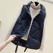 Moteriška liemenė su metaliniais elementais ir apykakle