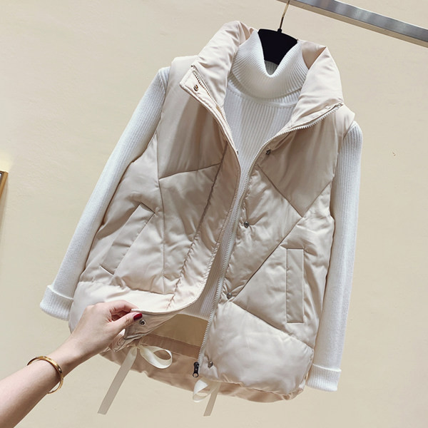 Moteriška liemenė su metaliniais elementais ir apykakle