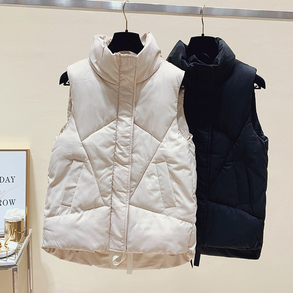 Moteriška liemenė su metaliniais elementais ir apykakle