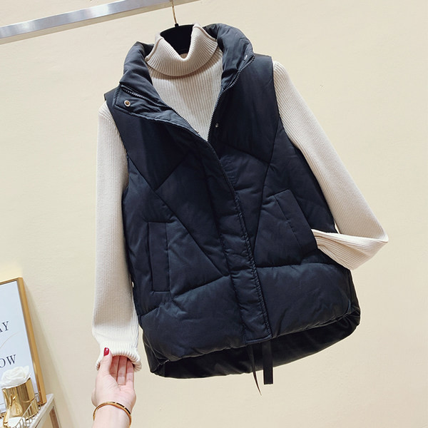 Moteriška liemenė su metaliniais elementais ir apykakle