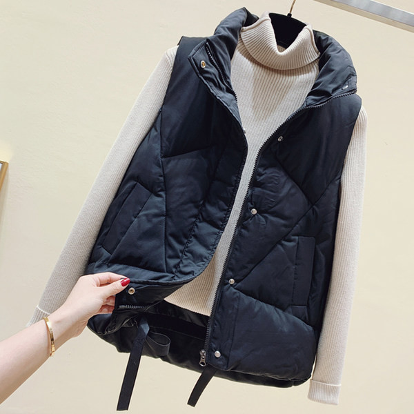 Moteriška liemenė su metaliniais elementais ir apykakle