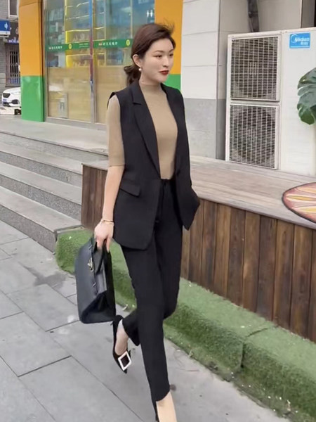 Moteriška naujo modelio liemenė su kišene