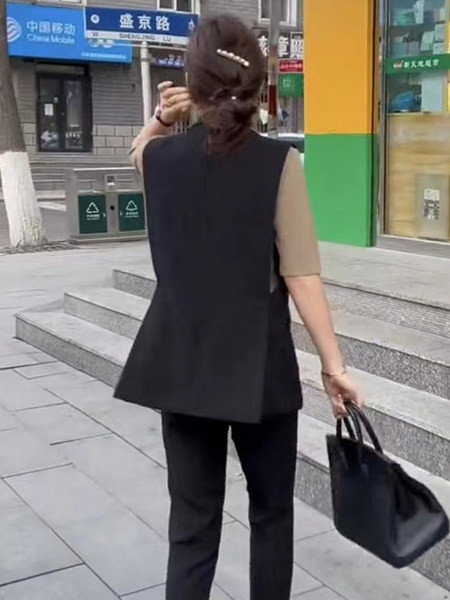 Vestă de damă cu buzunar și nasturi