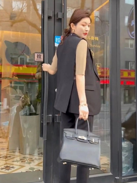 Vestă de damă cu buzunar și nasturi