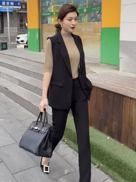 Vestă de damă cu buzunar și nasturi