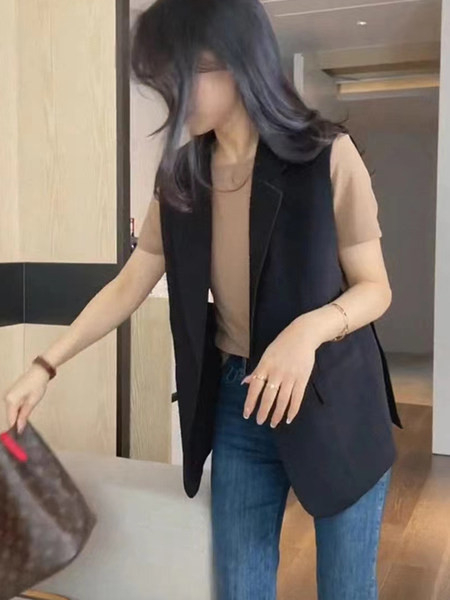 Vestă de damă cu buzunar și nasturi