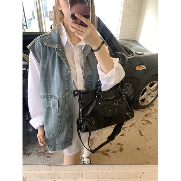 Moteriška liemenė su kišene