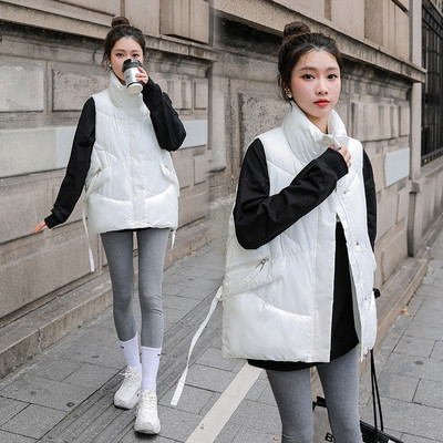 Moteriška liemenė su kaklaraiščiais ir sagomis