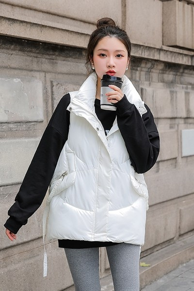 Moteriška liemenė su kaklaraiščiais ir sagomis