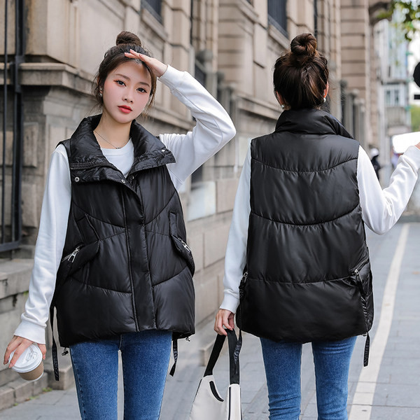 Moteriška liemenė su kaklaraiščiais ir sagomis