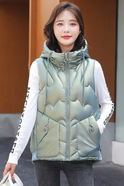 Ženski prsluk s kapuljačom i vezama