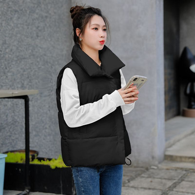 Kasdieninė moteriška liemenė aukšta apykakle – trijų spalvų