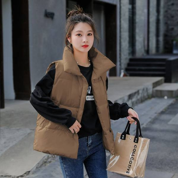 Kasdieninė moteriška liemenė aukšta apykakle – trijų spalvų