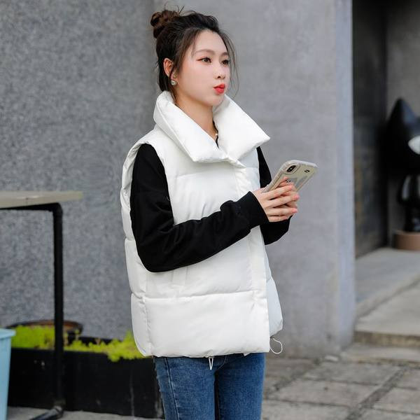 Kasdieninė moteriška liemenė aukšta apykakle – trijų spalvų