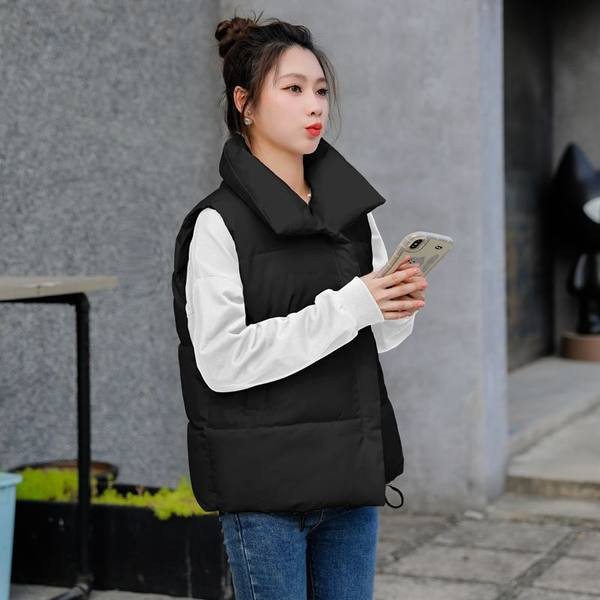 Kasdieninė moteriška liemenė aukšta apykakle – trijų spalvų