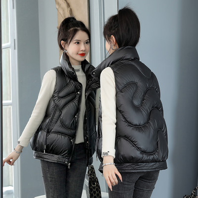 Moteriška liemenė su kišene ir raišteliais