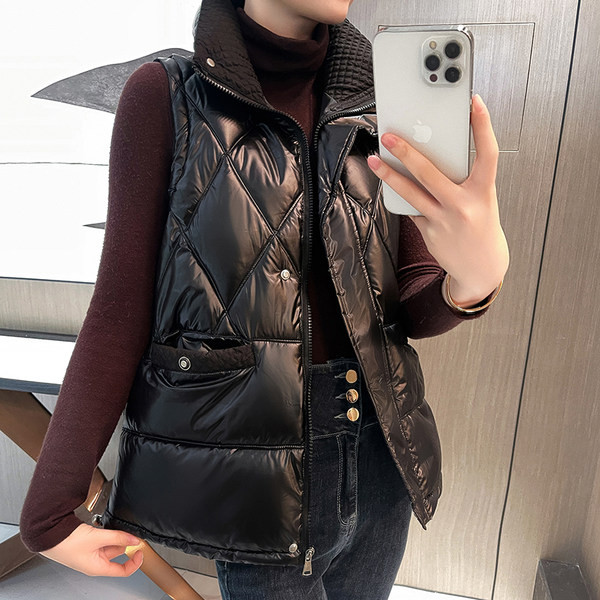 Vestă de damă cu buzunar și nasturi