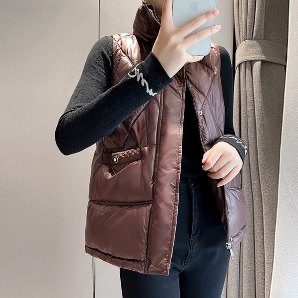 Vestă de damă cu buzunar și nasturi