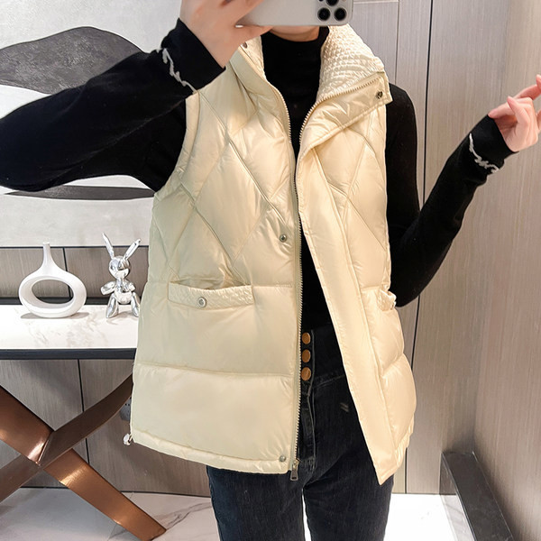 Vestă de damă cu buzunar și nasturi