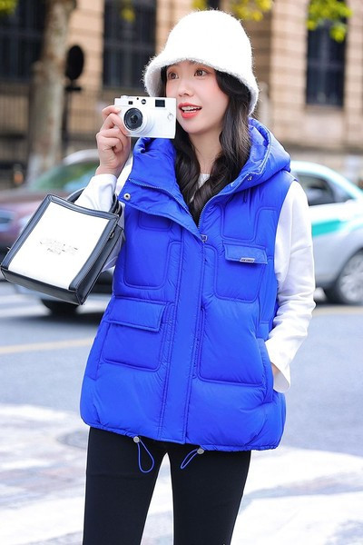 Női mellény zsebekkel és magas gallérral