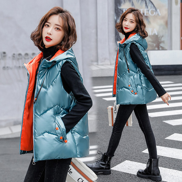 Ženski prsluk s kapuljačom i vezama