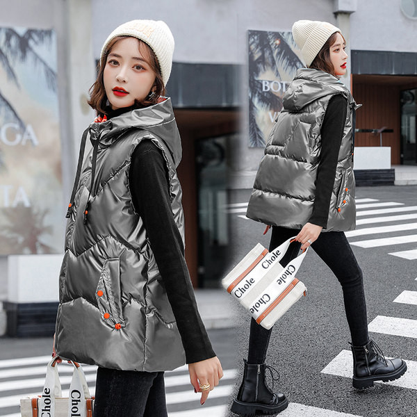 Ženski prsluk s kapuljačom i vezama