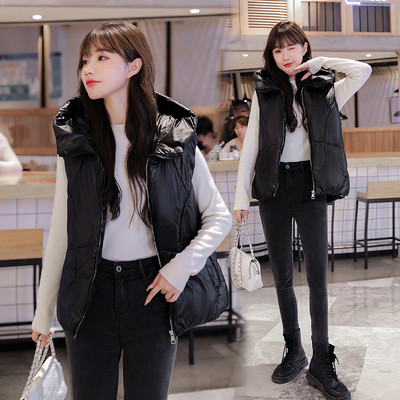 Šviesių spalvų moteriška liemenė aukšta apykakle