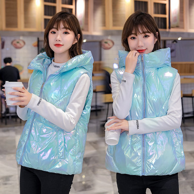 Šviesių spalvų moteriška liemenė aukšta apykakle